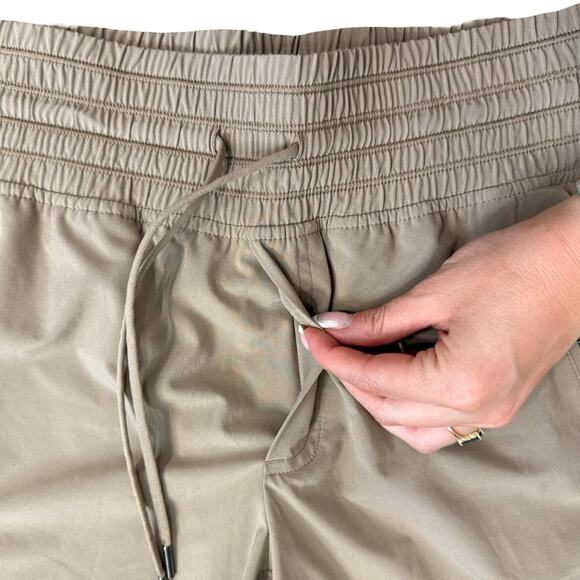 Athleta Camden Tan Khaki Elastic Waist Zipper Pockets Lightweight Shorts Size 6 - Picture 9 of 10